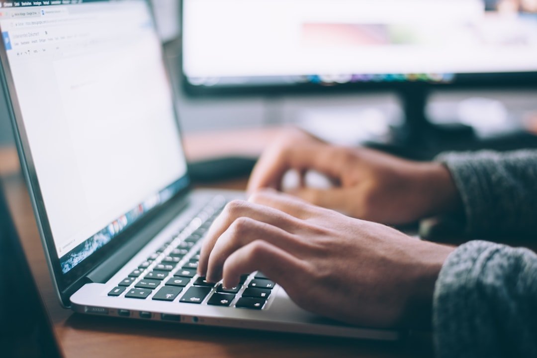 Pemula belajar membuat website online menggunakan laptop